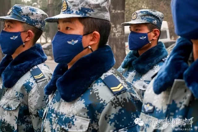 【实时】雾霾天里军人执勤能否佩戴口罩？这里有正解！