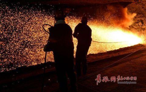 【综合】高温下的钢铁工人：50℃穿防护服12小时