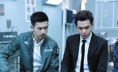 法医秦明（图右张若昀饰）和刑警队长林涛（李现饰）。