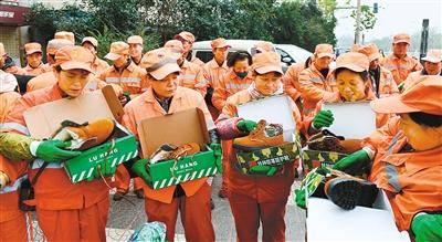 【实时】200多保洁员领到 防护手套和防护靴