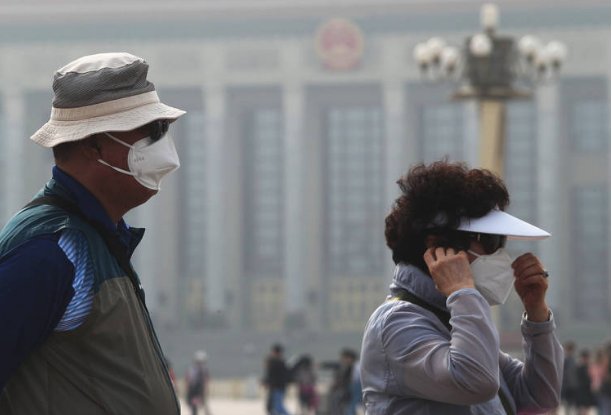 【实时】北京空气重污染 游客戴口罩游天安门