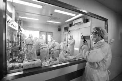 【实时】记者目击H7N9禽流感患者救治：两层防护服脱下即废弃