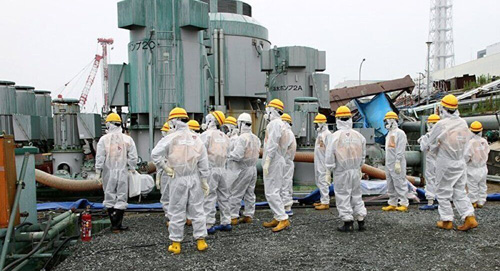 【综合】日本福岛第一核电站震后首次开放 记者穿防护服参观