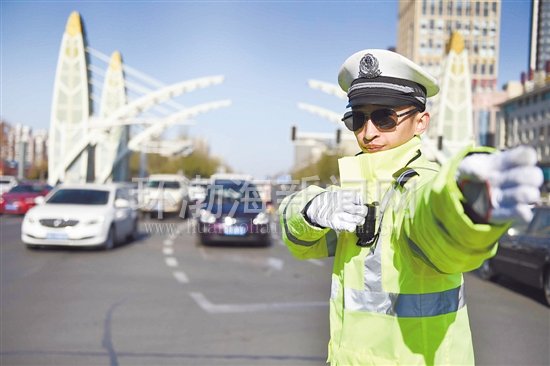 【综合】唐山交警着新式执勤防护服亮相街头(图)