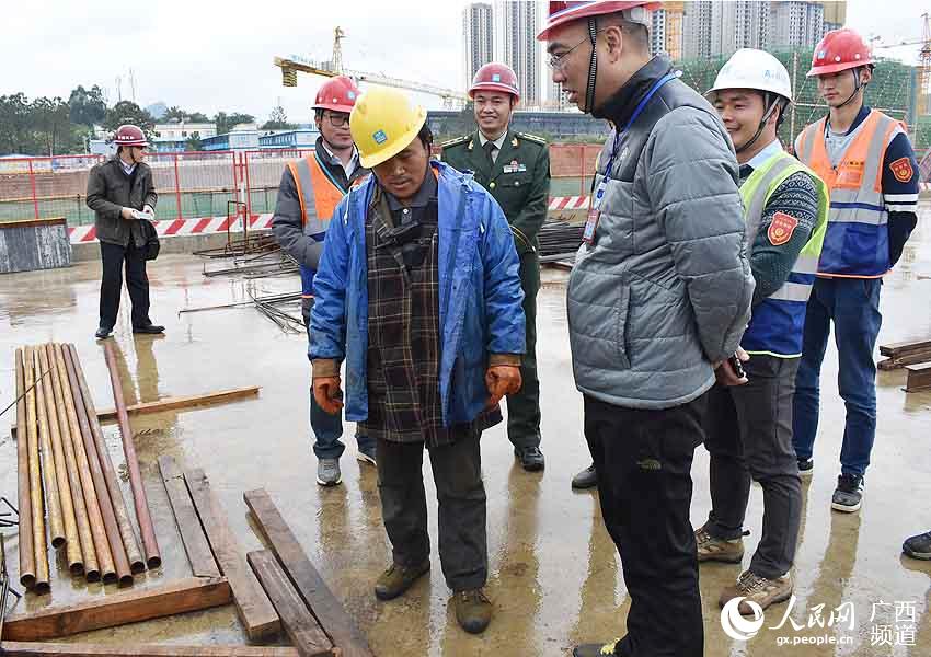 【实时】柳州鱼峰区多部门问诊在建工地 为工人戴好“安全帽”