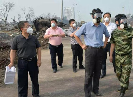 环境保护部部长陈吉宁穿戴专业防护设备进入爆炸核心区