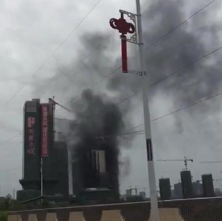 【事故】惠州一楼盘发生火灾 因工人违规操作致安全网起火无人员伤亡