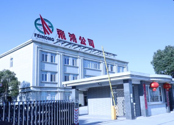 飞鸿的企业办公楼进门便满眼风景,天圆地方,有山有水,杨月飞把对传统